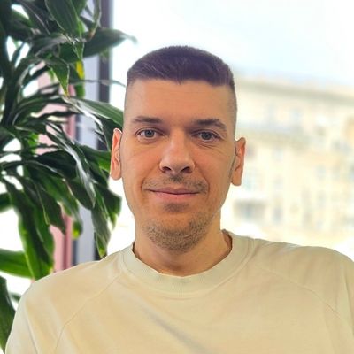 Евгений Иньков, портрет у окна с комнатными растениями